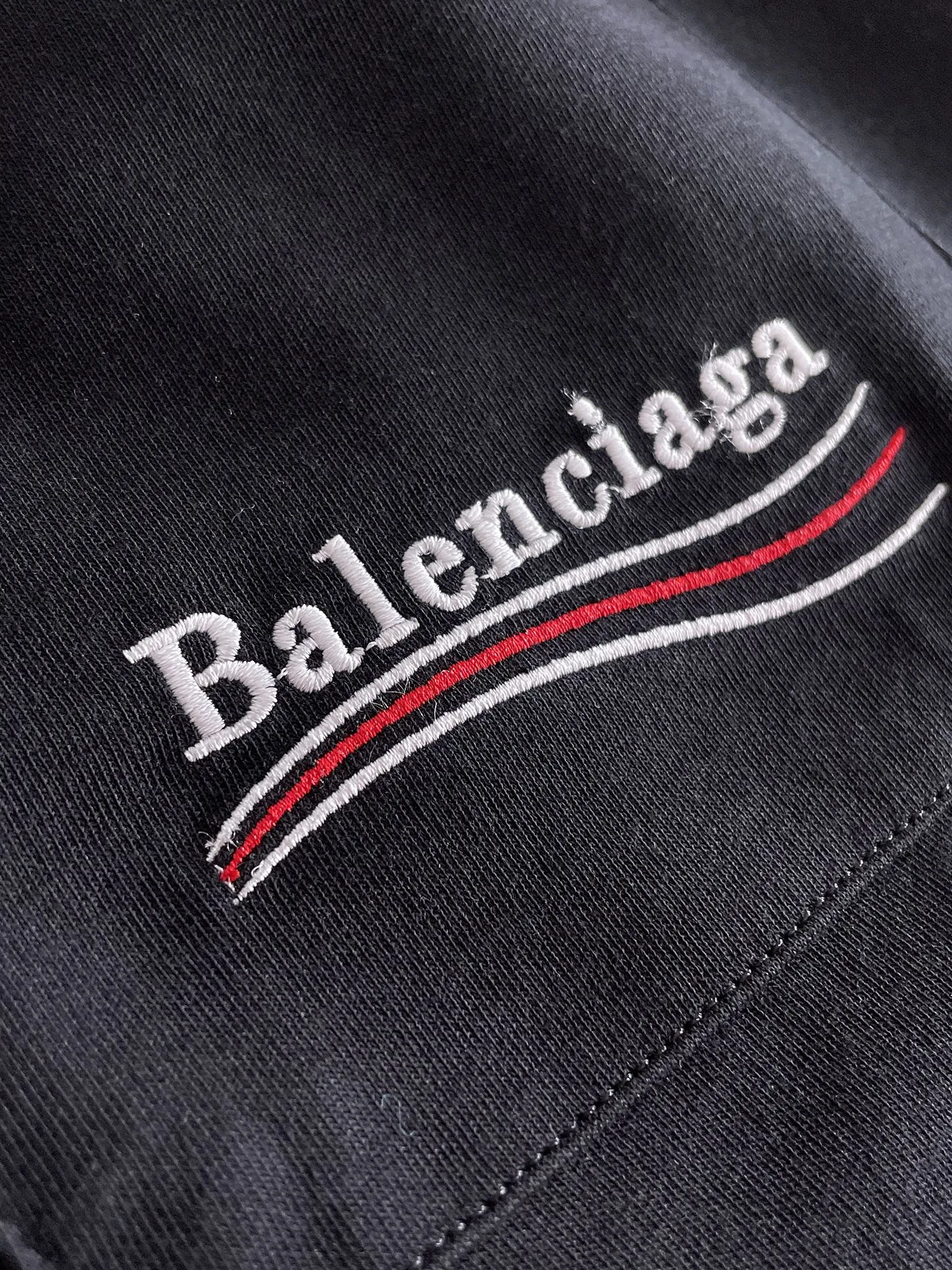 Balenciaga's three-standard complete 2025 summer New Arrival men's casual shorts, advanced custom-made Breathable fabric, Breathable fabric, extremely stretchy and comfortable, impeccable details, top-grade accessories, original logo design concept, delicate and soft feel! The upper body fit is awesome! Size: M-XXXL Please state your height and weight when ordering